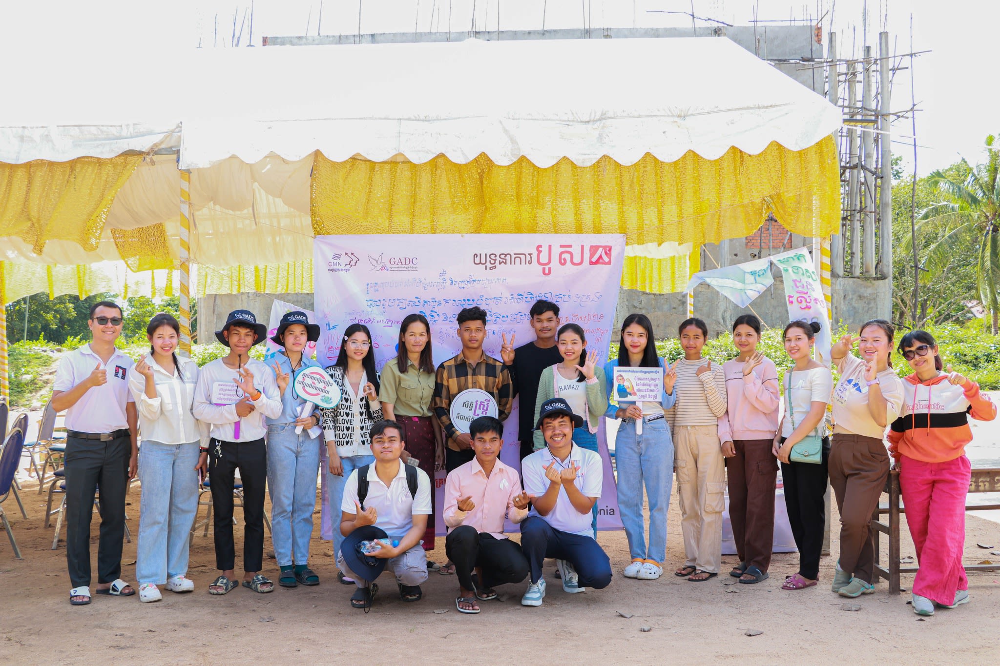 Attendees of the White Ribbon Day even posing together for the camera.